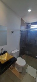 Banheiro c bancada de marmore box blindex e chuveiro quente