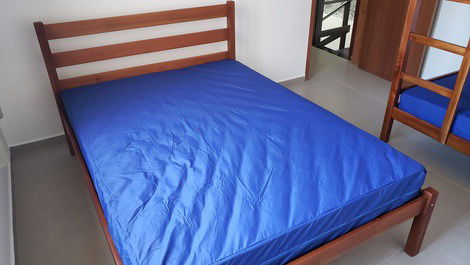 Cama casal com colchão d40 e capa antialérgico, higiênico e impermeável.