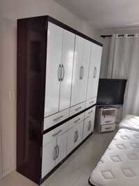 SUITABLE FOR 2 BEDROOMS BEING 1 SUITE, 2 AIR NEAR SHOPPING RUSSI