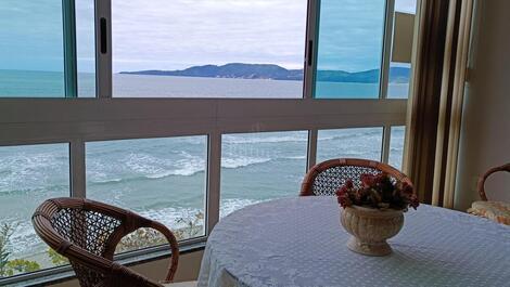 HERMOSO Y ESPACIOSO FRENTE AL MAR CON 3 SUITES