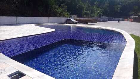 Hermoso apartamento completo con balcon al frente