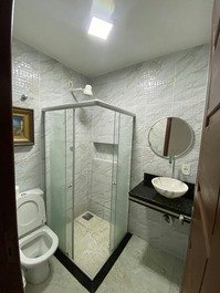 1 banheiro separado ao lado da clara boia. 