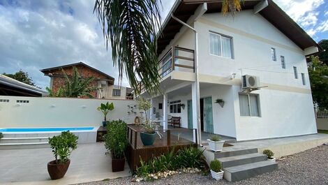 HOUSE WITH 03 SUITES - PRAIA DE BOMBAS