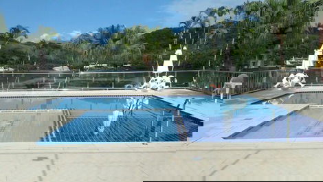 Apartamento en urbanización cerrada en Angra con Deck y vistas al mar
