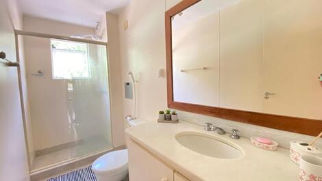 Apartamento en urbanización cerrada en Angra con Deck y vistas al mar