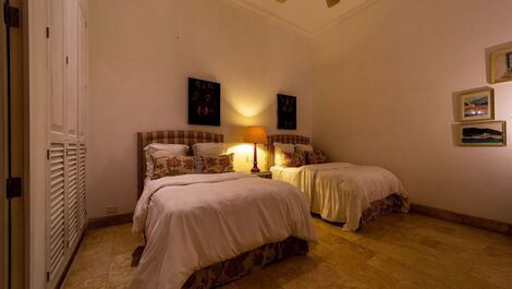 Car046 - Historic Villa with 3 Large Suites in Cartagena