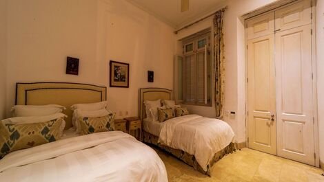 Car046 - Historic Villa with 3 Large Suites in Cartagena