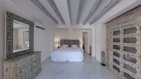 Car013 - Renovated Mansion in the Historic Center of Cartagena