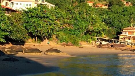 Ang030 - House on the seafront in Angra dos Reis