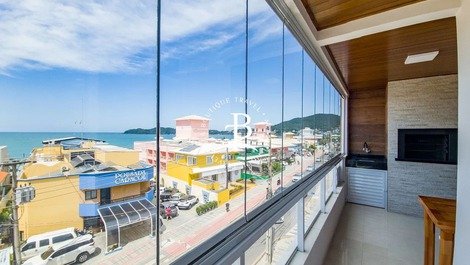Apartment with sea view in the center of Bombinhas Beach!
