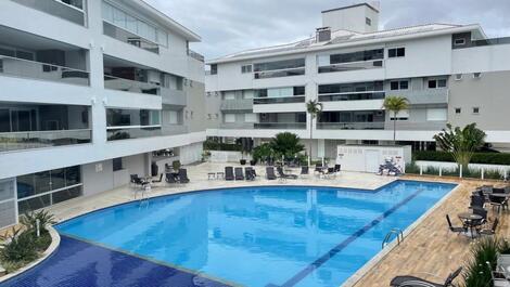 Apartment with 02 suites, swimming pool, games room, cinema, playground