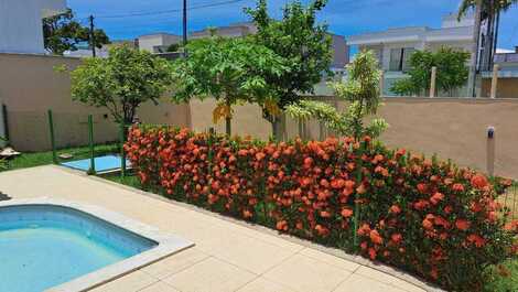 Tela de proteção da piscina toda decorada com flores naturais 