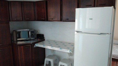 Cozinha microodas/geladeira/armário/ mesa