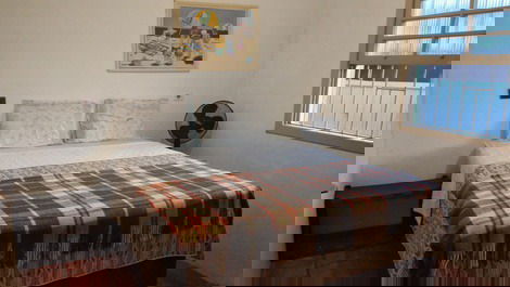 Quarto 1 suíte com 1 cama de casal e banheiro