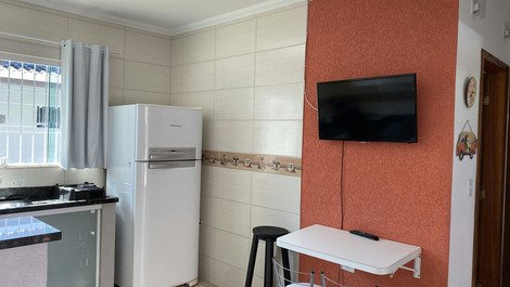 Ambiente integrado sala e cozinha. 