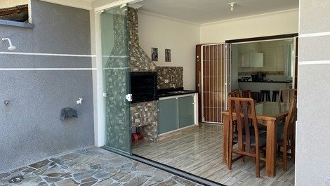 Vista entrada da casa. foto tirada da jacuzzi/spa. ambiente integrado jacuzzi/spa com a churrasqueira, sala e cozinha.