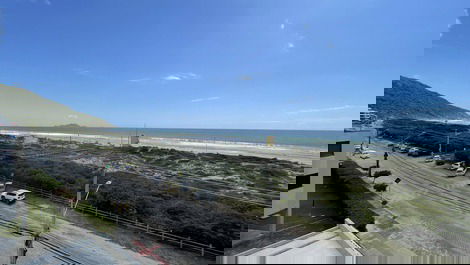 Cobertura com 04 dormitórios frente ao mar na praia dos Ingleses.