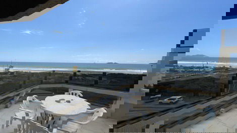 Cobertura com 04 dormitórios frente ao mar na praia dos Ingleses.