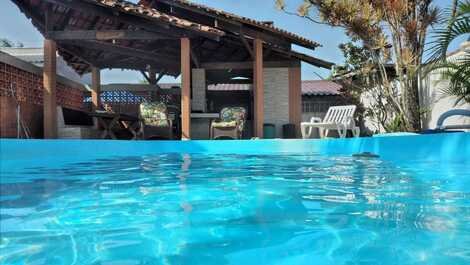 Casa com piscina 3 quartos a 300 metros praia de Guaratuba com WIFFI