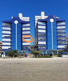 Apartamento frente mar 5 suites com ar -2 vagas de garagem Meia Praia