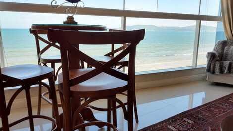 Apartment in front of the sea 5 suites with air -2 parking spaces Meia Praia