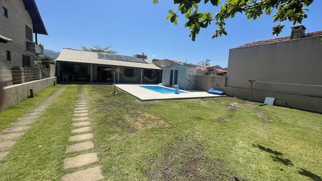 House in the Center of Garopaba with Pool!