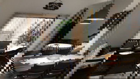 SPACIOUS LEFT TOWN WITH 5 SUITES NEAR THE BEACH