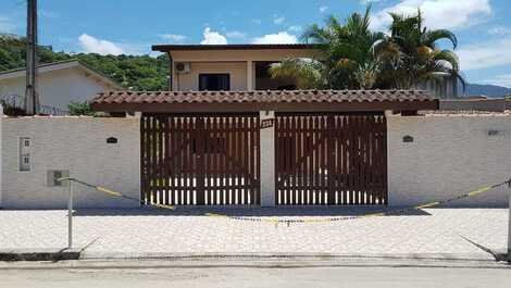 House with pool in Ubatuba, north coast of São Paulo.