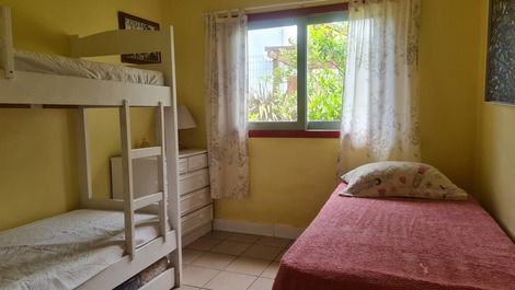 Quarto com beliche e cama de solteiro