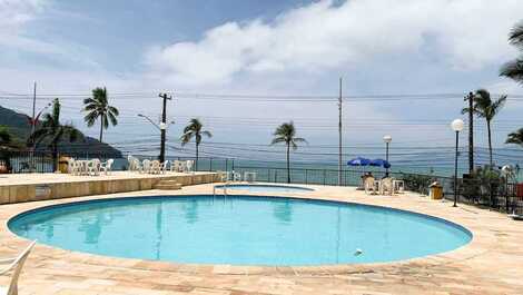 Hermoso apartamento frente a la Playa Martim de Sá en Caraguatatuba.