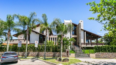 Mansion facing the Jurere International Sea!