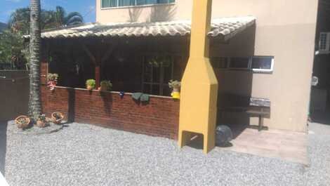 Casa em Porto Belo, 300m da praia, para 6 pessoas, c/ Ar-Condicionado
