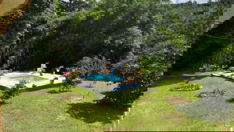 Vista dos arredores da piscina 
