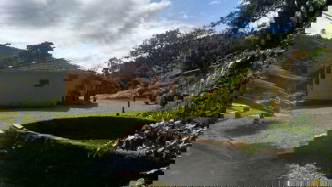 Vista da queda dágua e da casa