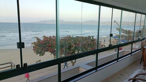 BEAUTIFUL APARTMENT IN FRONT OF THE SEA in Meia Praia/Itapema