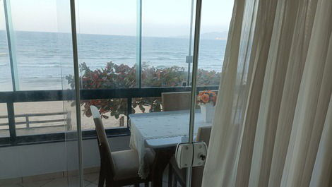 BEAUTIFUL APARTMENT IN FRONT OF THE SEA in Meia Praia/Itapema