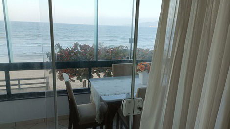 HERMOSO APARTAMENTO FRENTE AL MAR en Meia Praia/Itapema