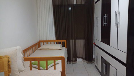 Apartamento com área de lazer e vista mar.