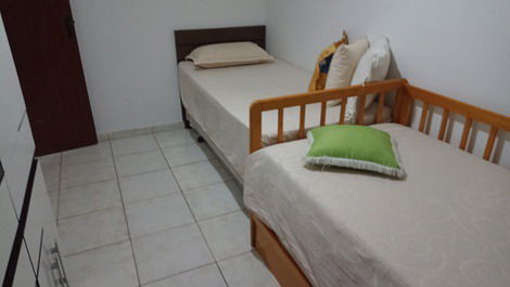 Apartamento com área de lazer e vista mar.