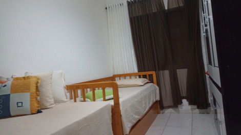 Apartamento com área de lazer e vista mar.