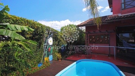 Linda casa com piscina, 5 dormitórios na Praia do Campeche!