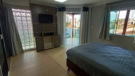 Quarto super acomodativo com 1suite e jacuzzi. e com uma varanda grande pra você usufruir..