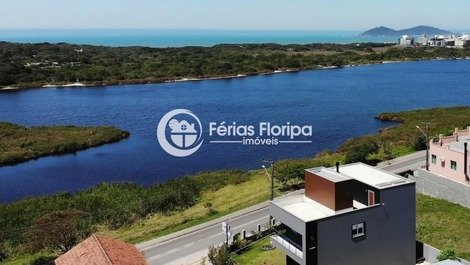 Linda Casa de Frente para uma Lagoa no Campeche - Florianópolis