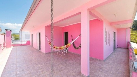 Casa rosa con piscina ya 300m del mar.