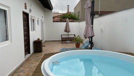 Beautiful house with 1 suite plus 2 bedrooms with AC, WI-FI, 100m from Prainha