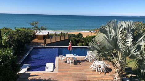 Vista piscina com deck jacuzzi térmica frente mar , pe na areia 