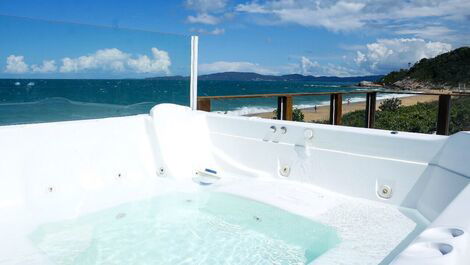 Vista da jacuzzi aquecida frente mar 