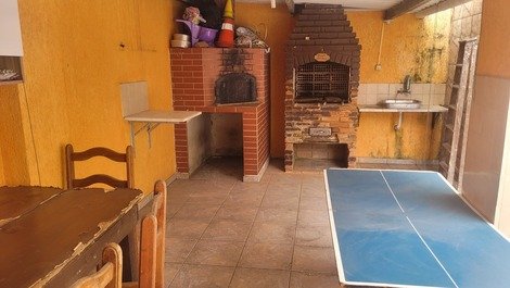 Área de lazer ( churrasqueira e forno de pizza)