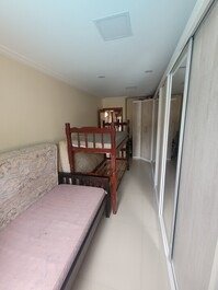 Dormitório 2 ( com ar condicionado, ventilador, 1 cama de solteiro e 1 beliche)