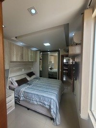  dormitório 1 ( suite ) com ar condicionado, ventilador e tv)